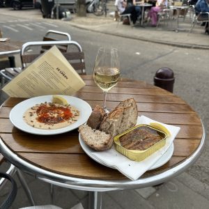 Bij Café De Linden verandert de wijnkaart zodra het seizoen dat wil