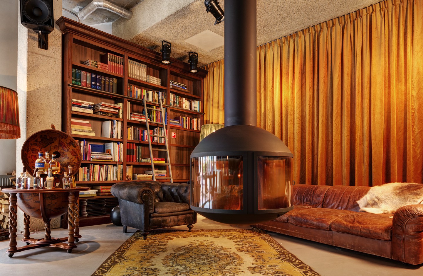 V lobby fireplace hr 1
