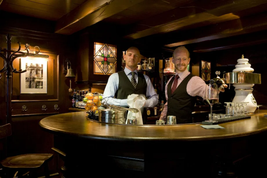 Bar Oldenhof in de Jordaan: bellen voor je binnenkomt
