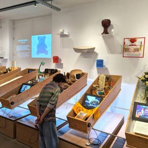 Museum Tot Zover legt Amsterdammers vast met een skelet op straat