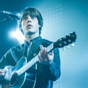Zomerse vibes & rauwe riffs: Jake Bugg rockt het Amsterdamse Bos
