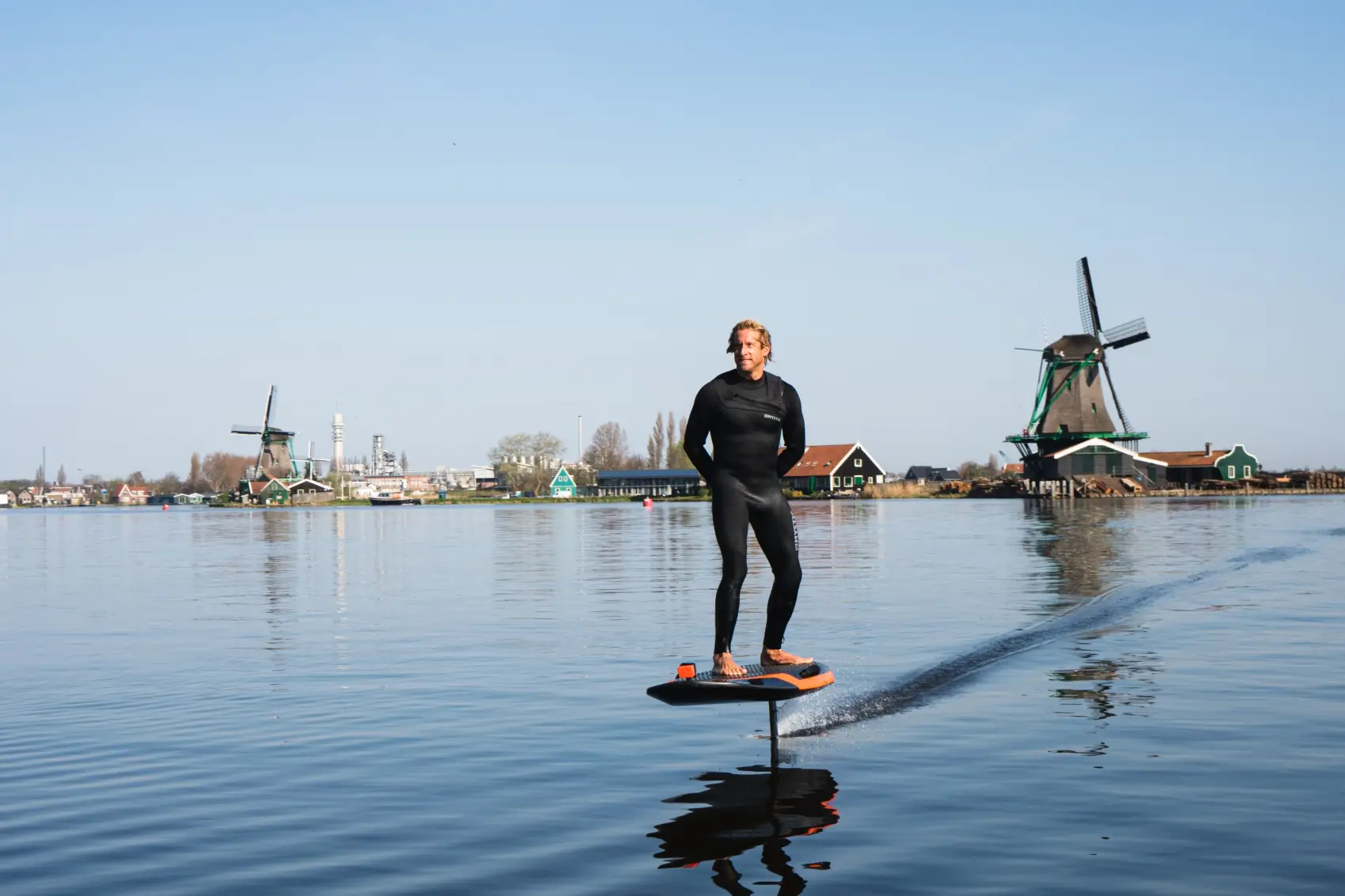 eFoiling: Electrically driven across the water through air surfing