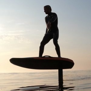 eFoilen: Elektrisch gedreven over het water door de lucht surfen