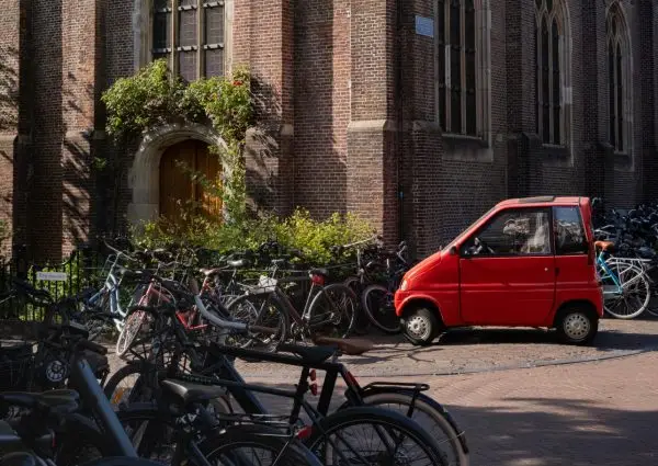 Rode Auto’s in De Tanker: Fotografie Ontdekt Symboliek