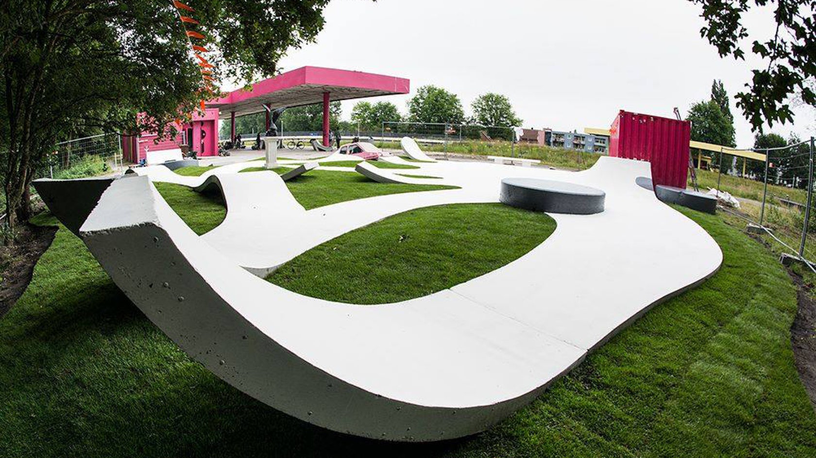 Rode Auto’s in De Tanker: Fotografie Ontdekt Symboliek