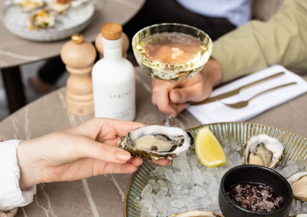 Bottomless Bubbles & Oysters bij Spring Cafe Brasserie: zondag aan het Oosterpark