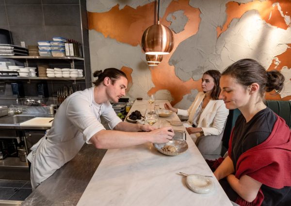 TOET aan het Europaplein: mediterrane eetcultuur met city-glow