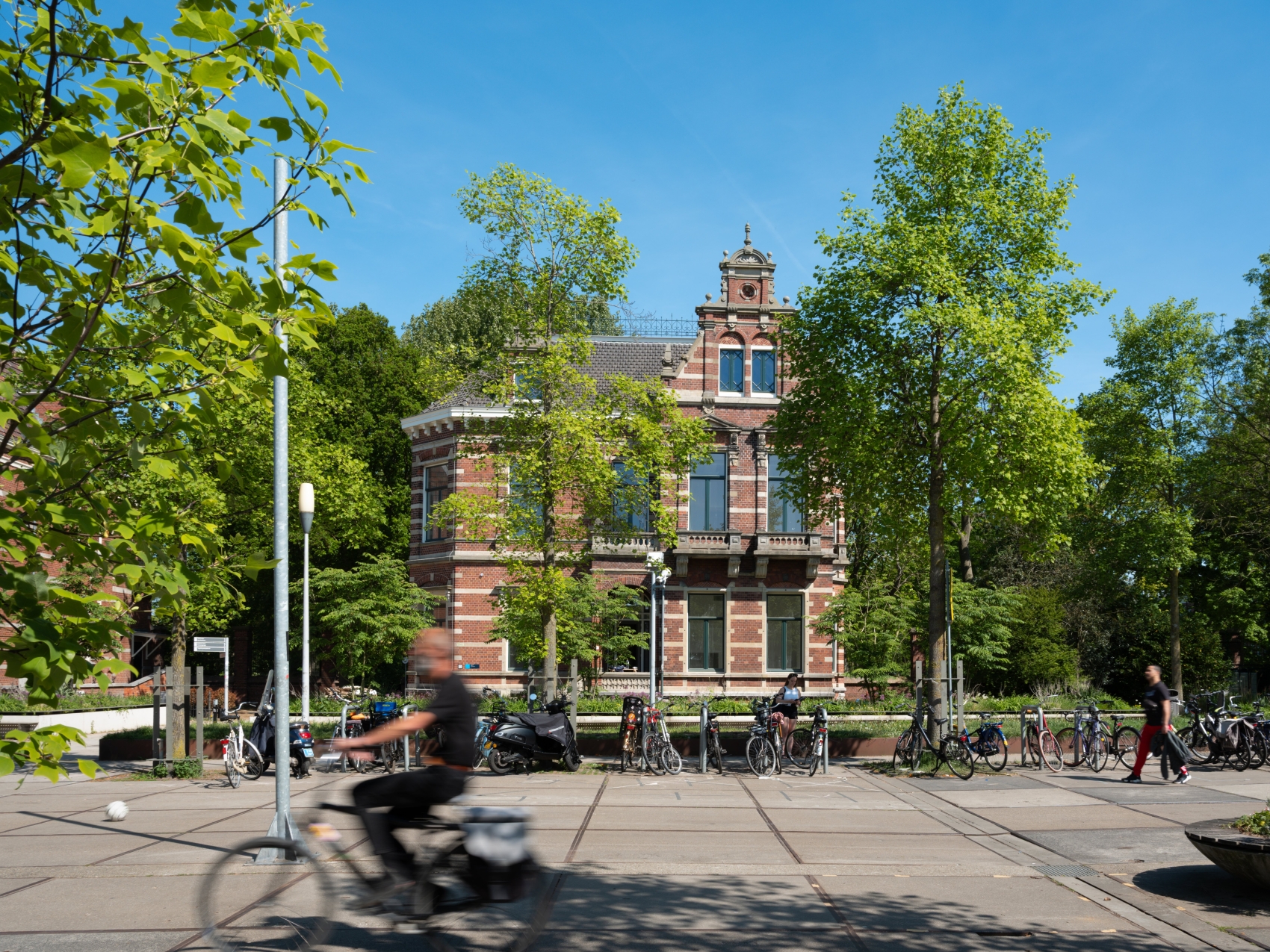Villa_Gebouw_fietser