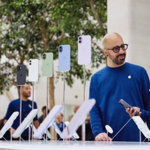 AMAC flagship store at Zuidas: business focus and innovative store design