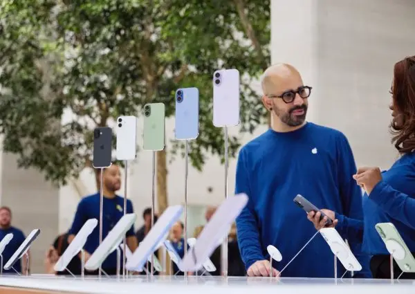 AMAC flagship store at Zuidas: business focus and innovative store design