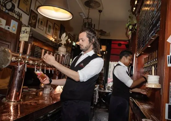 Proeflokaal Arendsnest: 25 jaar alleen Nederlands bier aan de gracht