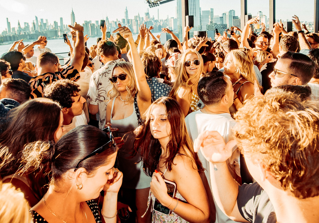 Azure Day Party brengt New York rooftop vibes naar Luminair