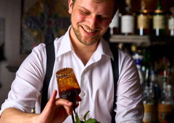 Bar Oldenhof in de Jordaan: bellen voor je binnenkomt