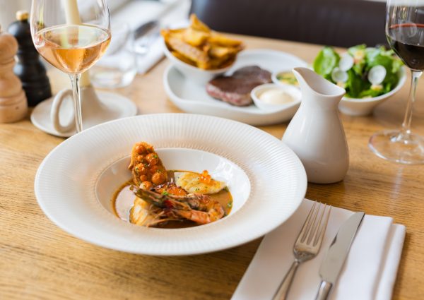 Brasserie Ambassade: Frans eten tussen CoBrA kunst en 5.000 boeken