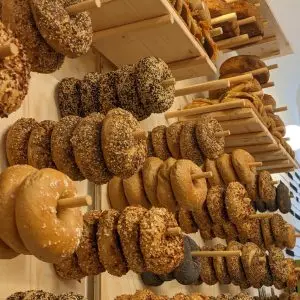 Breadwinner: Specialist in handgerolde zuurdesem bagels