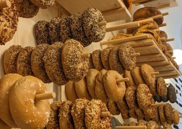 Breadwinner: Specialist in handgerolde zuurdesem bagels