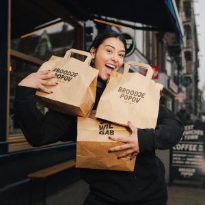 Broodje Popov in De Pijp: pastrami met brie naast de Albert Cuypmarkt