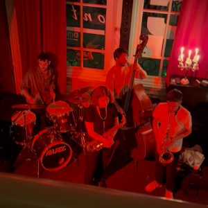 Contra: Jazzbar waar je eet, drinkt en swingt