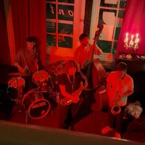 Contra: Jazzbar waar je eet, drinkt en swingt