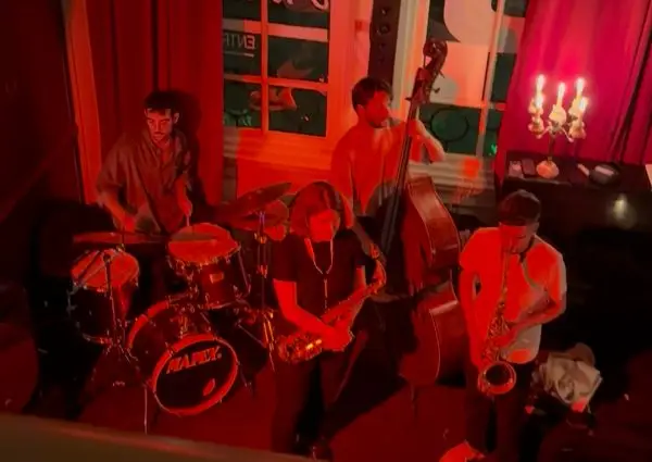 Contra: Jazzbar waar je eet, drinkt en swingt