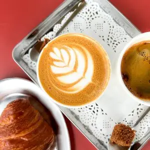 Ontdek Café COOS in Amsterdam-West: een warme combinatie van traditie en moderniteit
