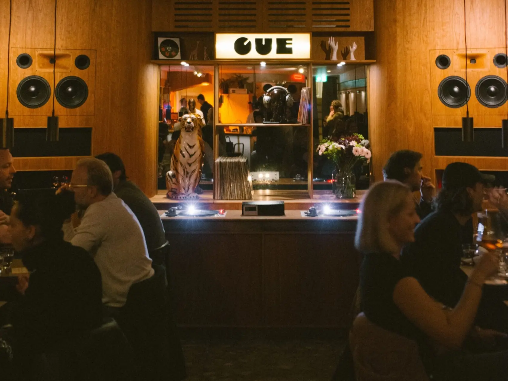 cue-listening-bar-amsterdam_1 cue-listening-bar-amsterdam_1