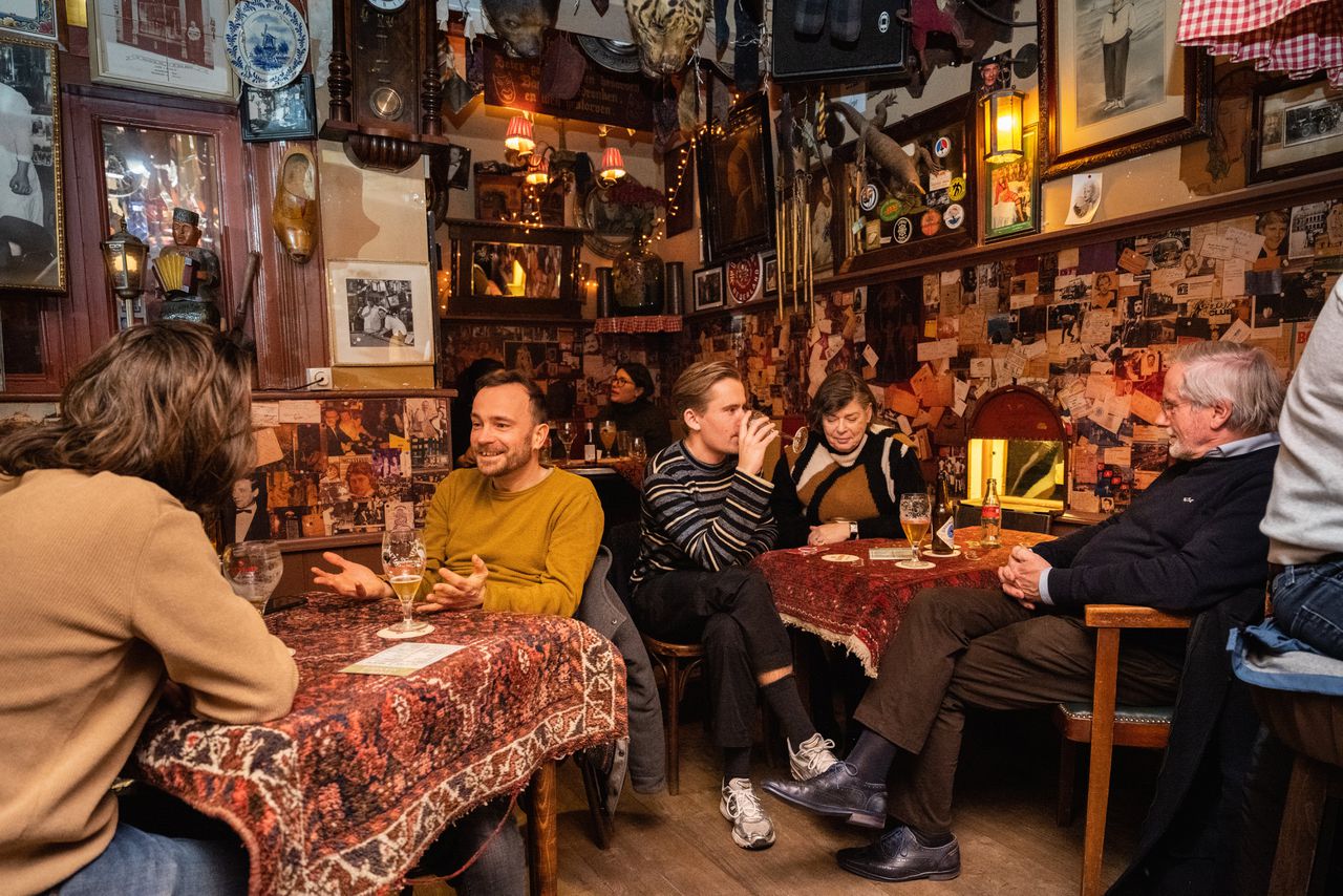 Dingena Mol’s Brown Bar expo in Amstelkerk belicht bruine kroeg