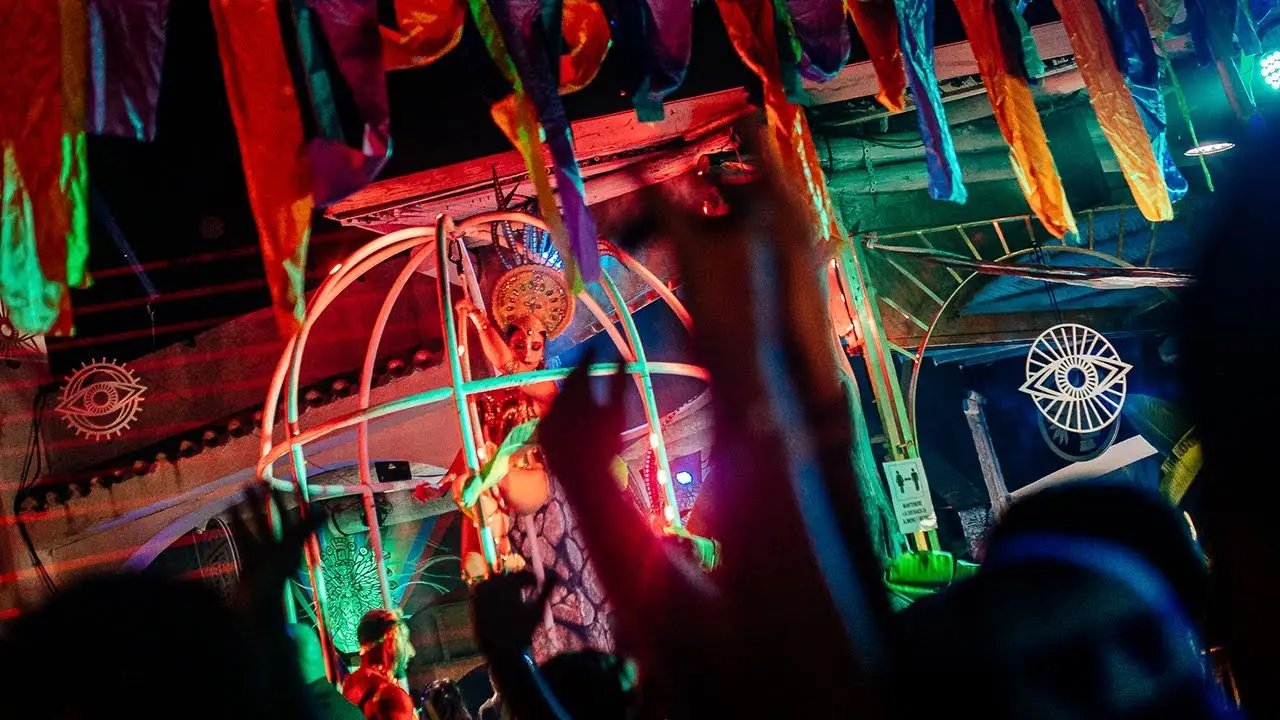 Tweedaags Butterflies in Babylon-feestje in Thuishaven