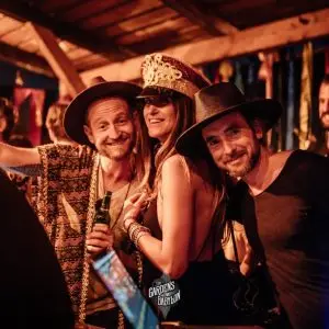 Tweedaags Butterflies in Babylon-feestje in Thuishaven