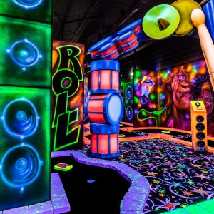 GlowGolf in Noord: minigolf in het donker met KISS en Elvis