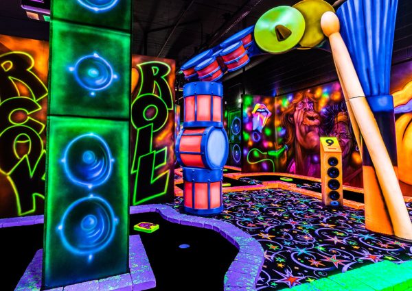 GlowGolf in Noord: minigolf in het donker met KISS en Elvis