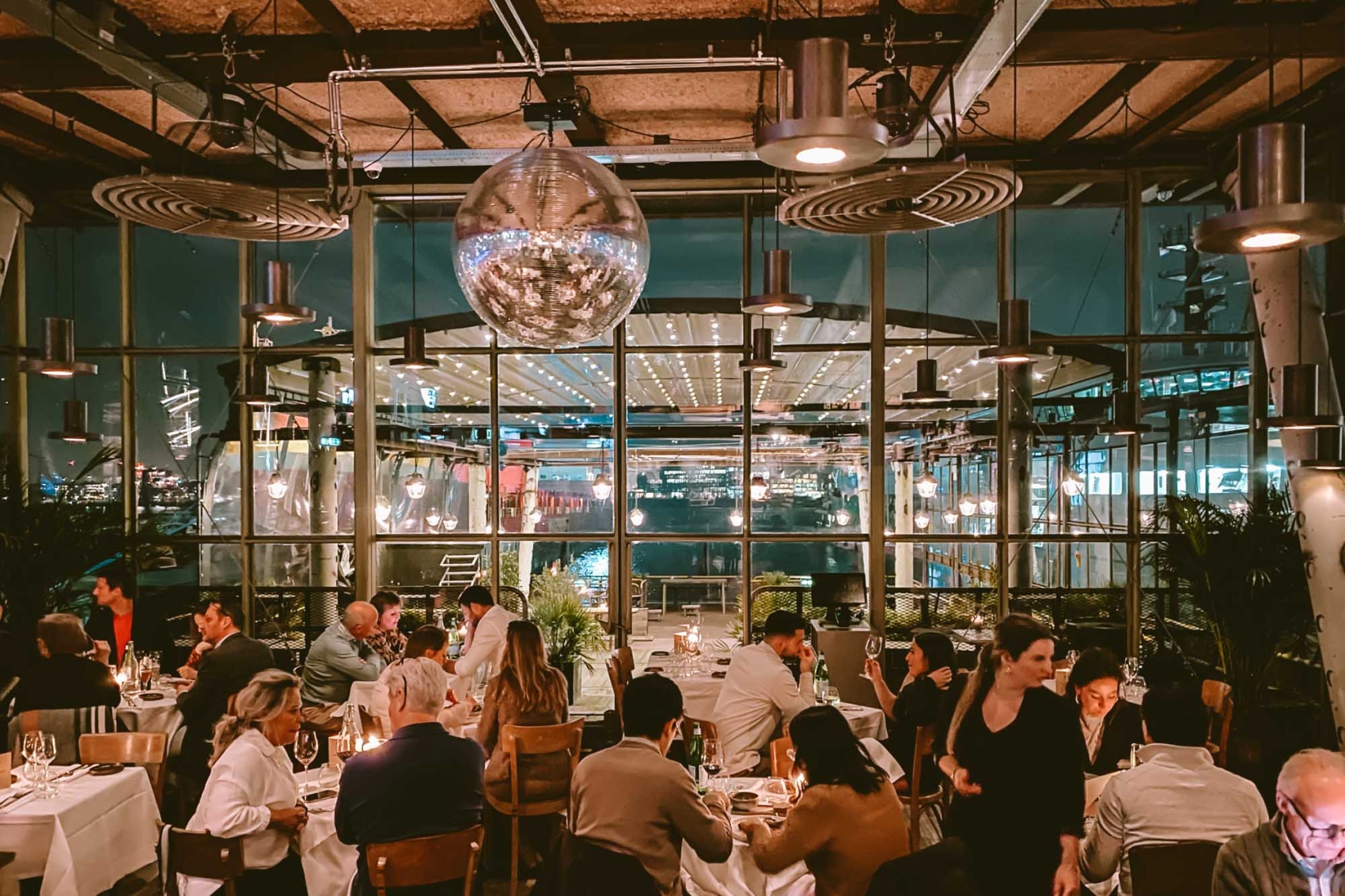 Helling 7: Restaurant in een Voormalige Scheepswerfkantine