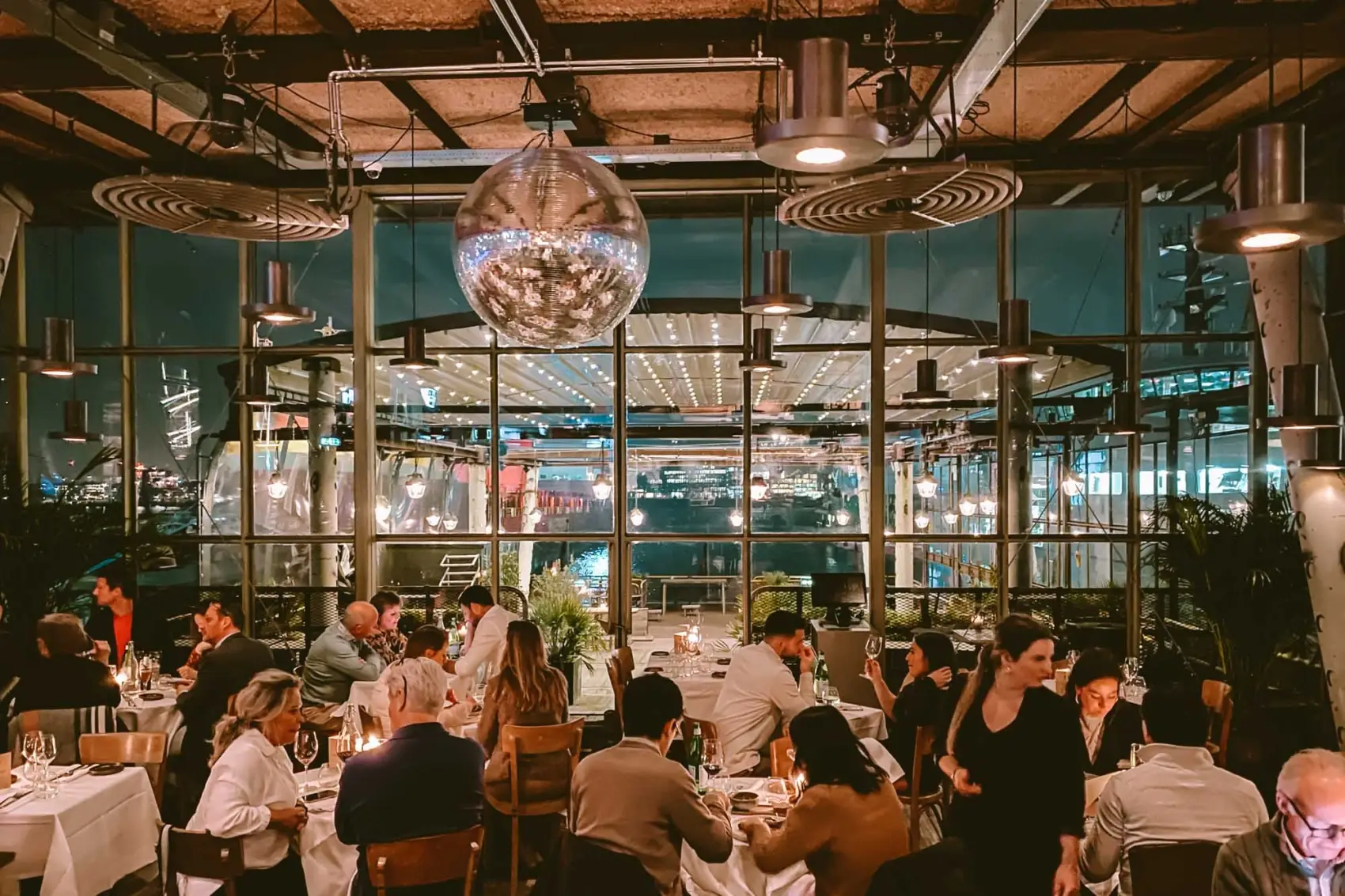 Helling 7: Restaurant in een Voormalige Scheepswerfkantine