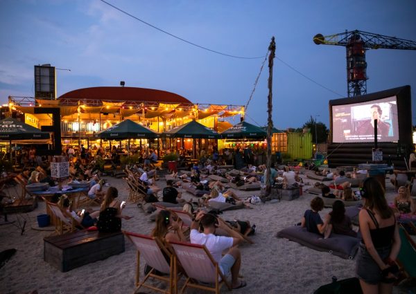 Films with a View: buitenbioscoop op het strand van Pllek