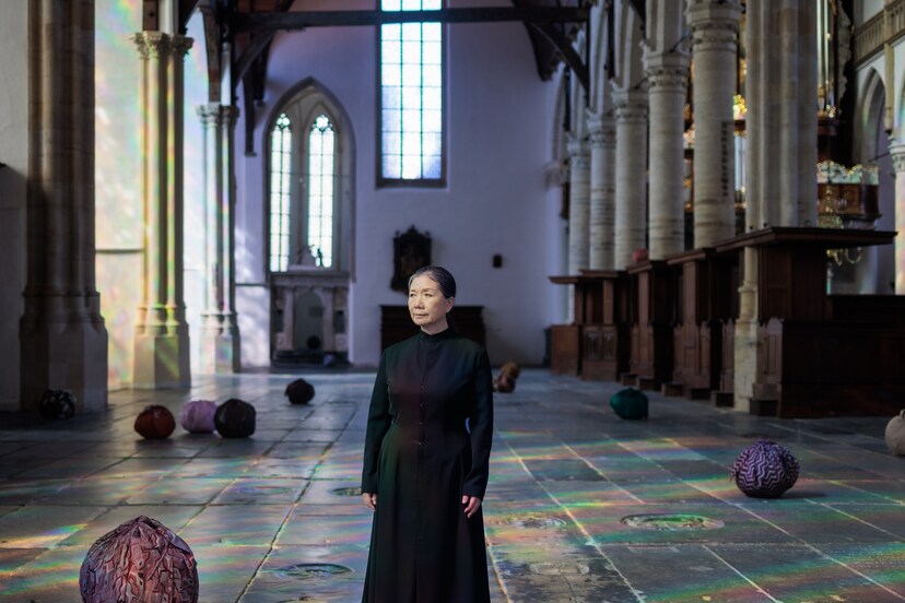 in-de-oude-kerk-voel-je-de-verhalen-die-in-de-bottari-kledingpakketjes
