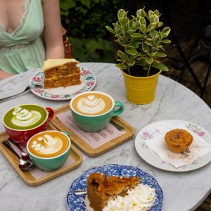 De Koffieschenkerij: Koffie drinken in Oude Kerk uit 1517