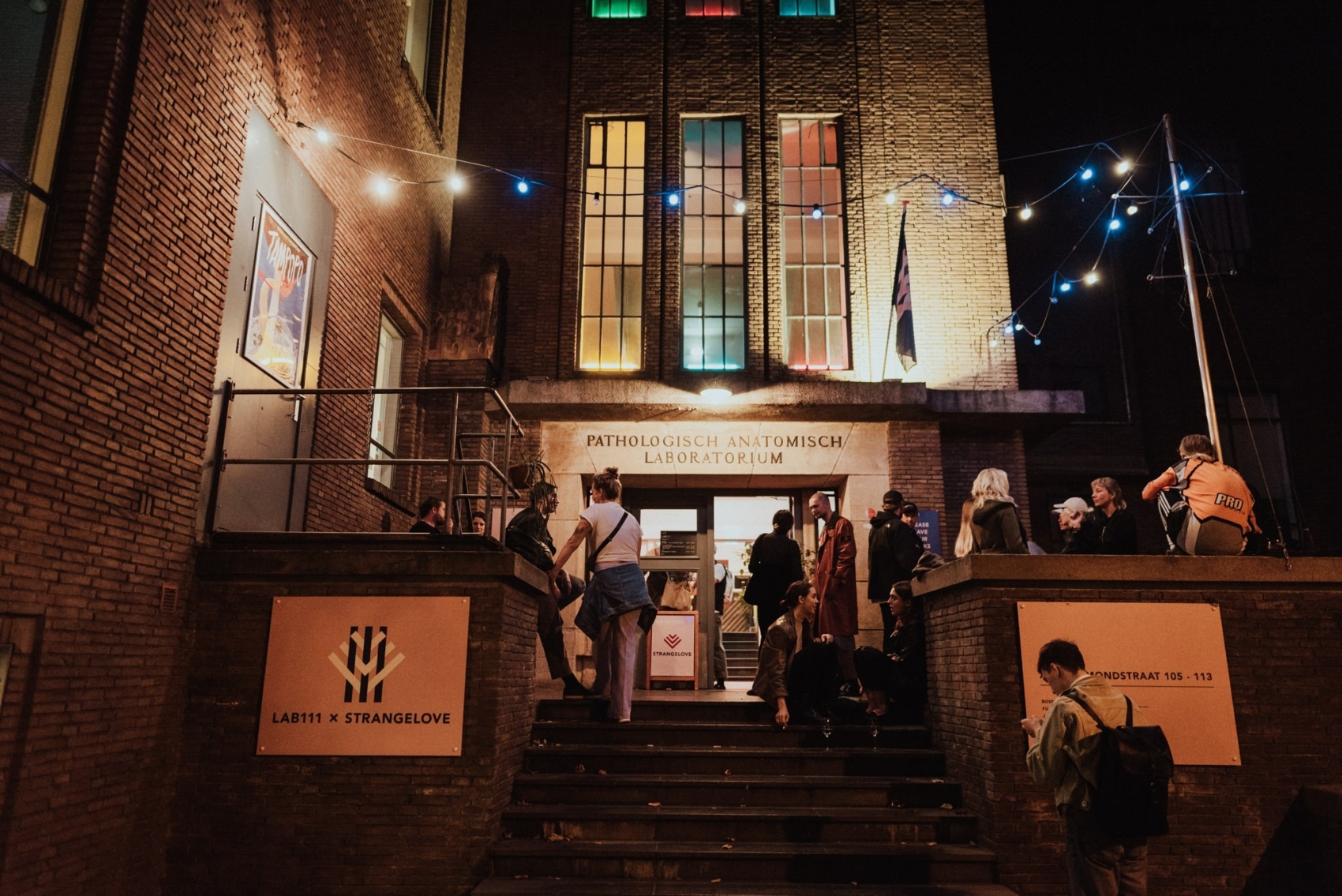 LAB111: Cult bioscoop en bar in een voormalig lijkenhuisje