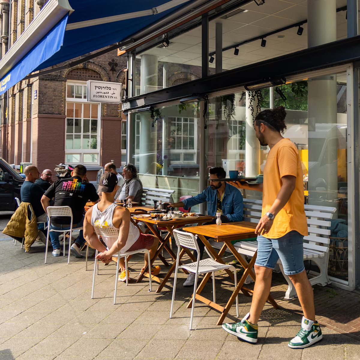 met-een-zonnige-plek-op-het-terras-en-een-pan-shakshuka-voor