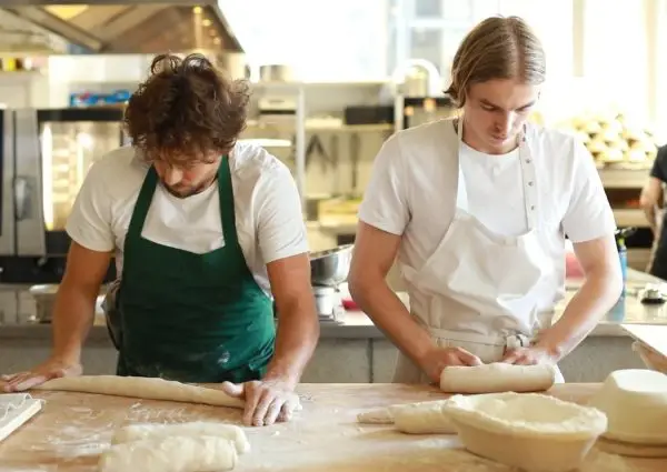 Metro in North: Bakery and restaurant under one roof