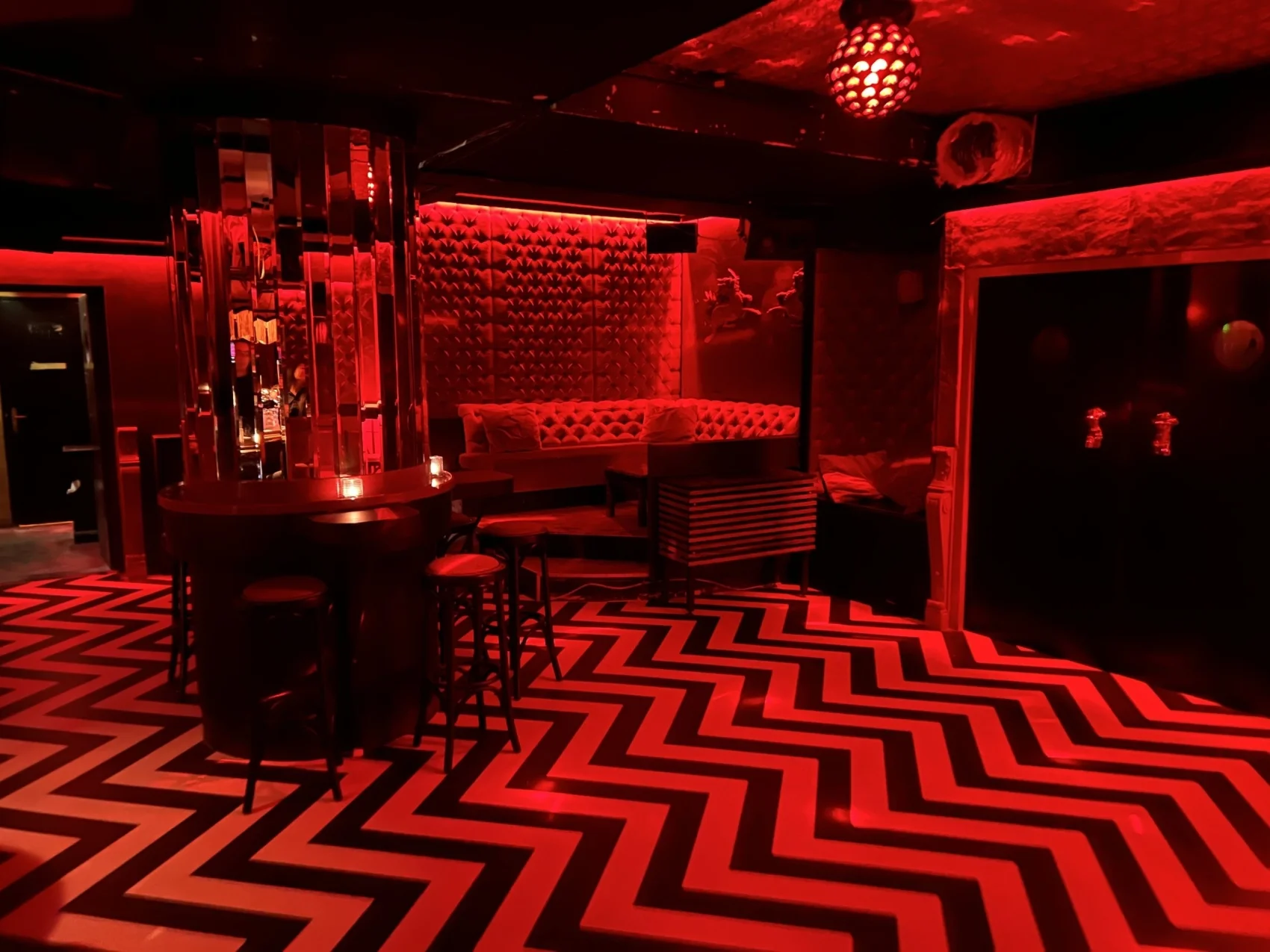 Nachbar: the intimate club that has kept the center going for years