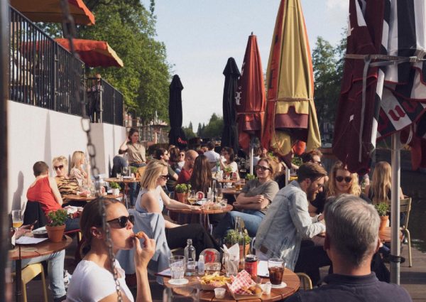 Neef van Fred: terras aan het water in de Baarsjes