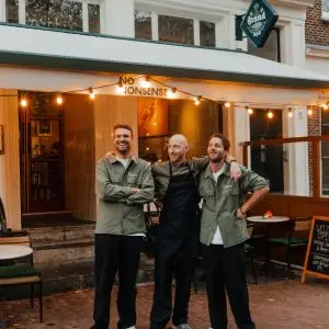 Restobar NO NONSENSE: Eten zonder poespas in een gerenoveerd pand
