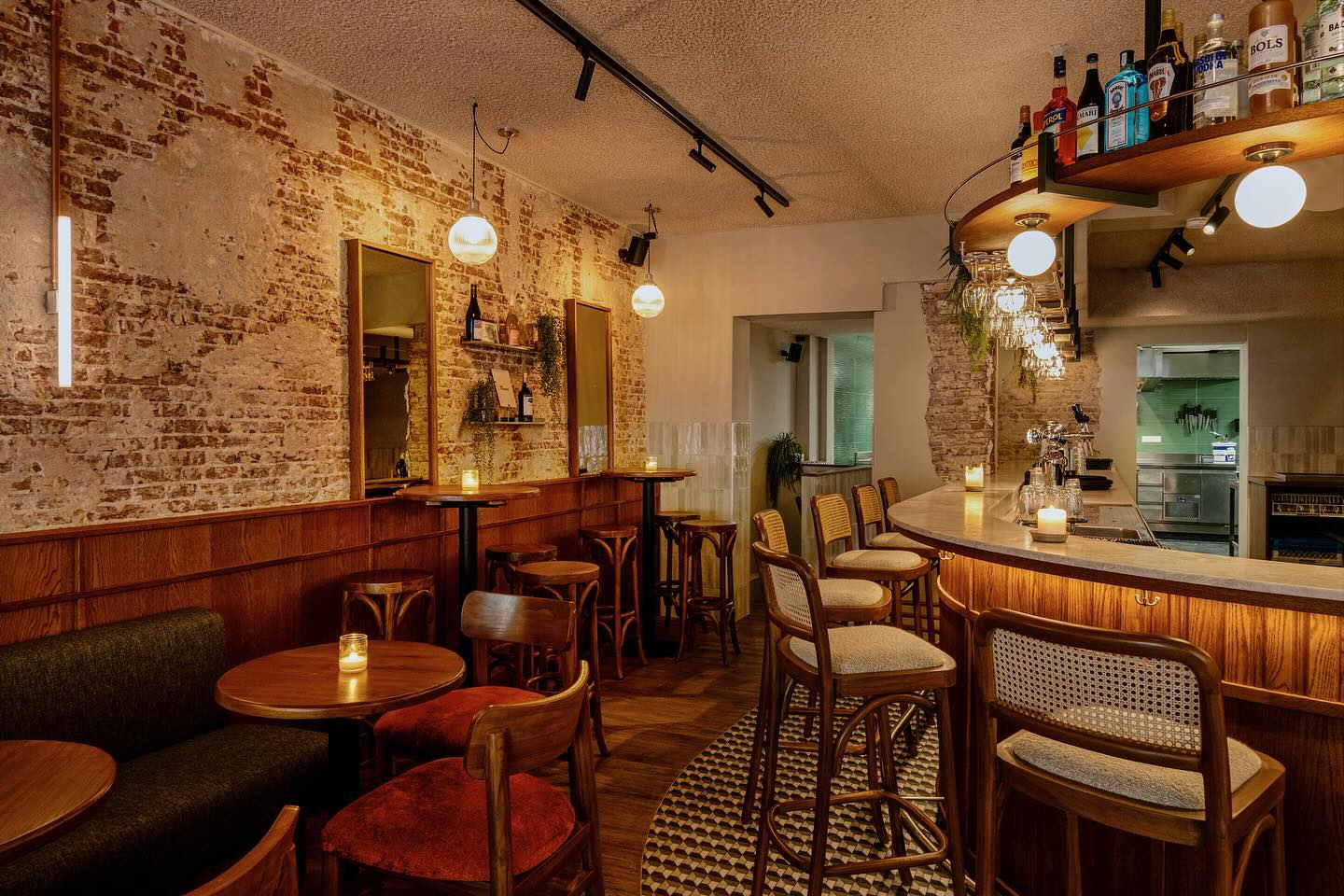 Restobar NO NONSENSE: Eten zonder poespas in een gerenoveerd pand