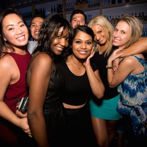 In Oosterbar dans je nachtleven in met cocktails en beats