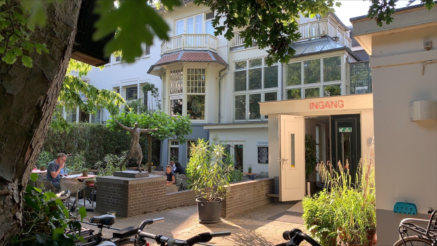 De Roos in het Vondelpark: yoga, pilates en plantaardig eten onder één dak