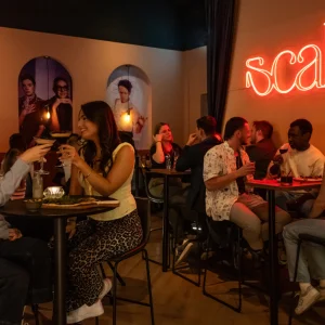 Scala: Een mix van gedeeld eten en korte theatervoorstellingen