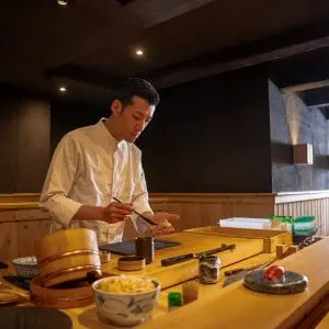 Sushi HANABi op het Leidseplein: tien stoelen, één chef