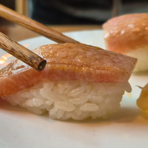 Tewatashi Omakase: Intieme Japanse sushi-ervaring