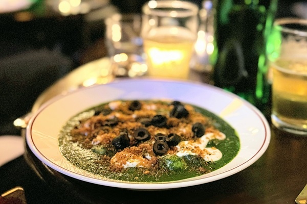 The Singing Swan: neighborhood pub with French and English cuisine